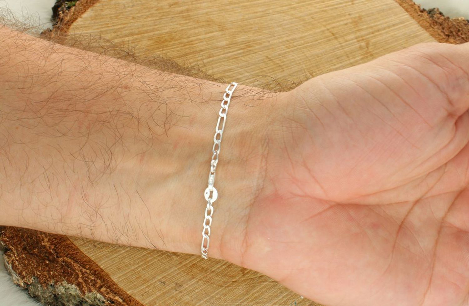 Bransoletka srebrna 925 DIA-BRA-13502-925 – splot Figaro 2,8 mm z prostokątną blaszką 3 cm × 7 mm pod grawer. Długość 19 cm, zapięcie na karabińczyk. Elegancja i personalizacja w jednym.1.jpg